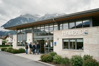 Façade extérieure du bureau Halpade à Cluses avec panneau d'entrée et visiteurs approchant l'accueil
