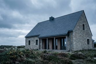 Maison neuve en Bretagne avec toit en ardoise et murs en granit adaptés au climat côtier breton
